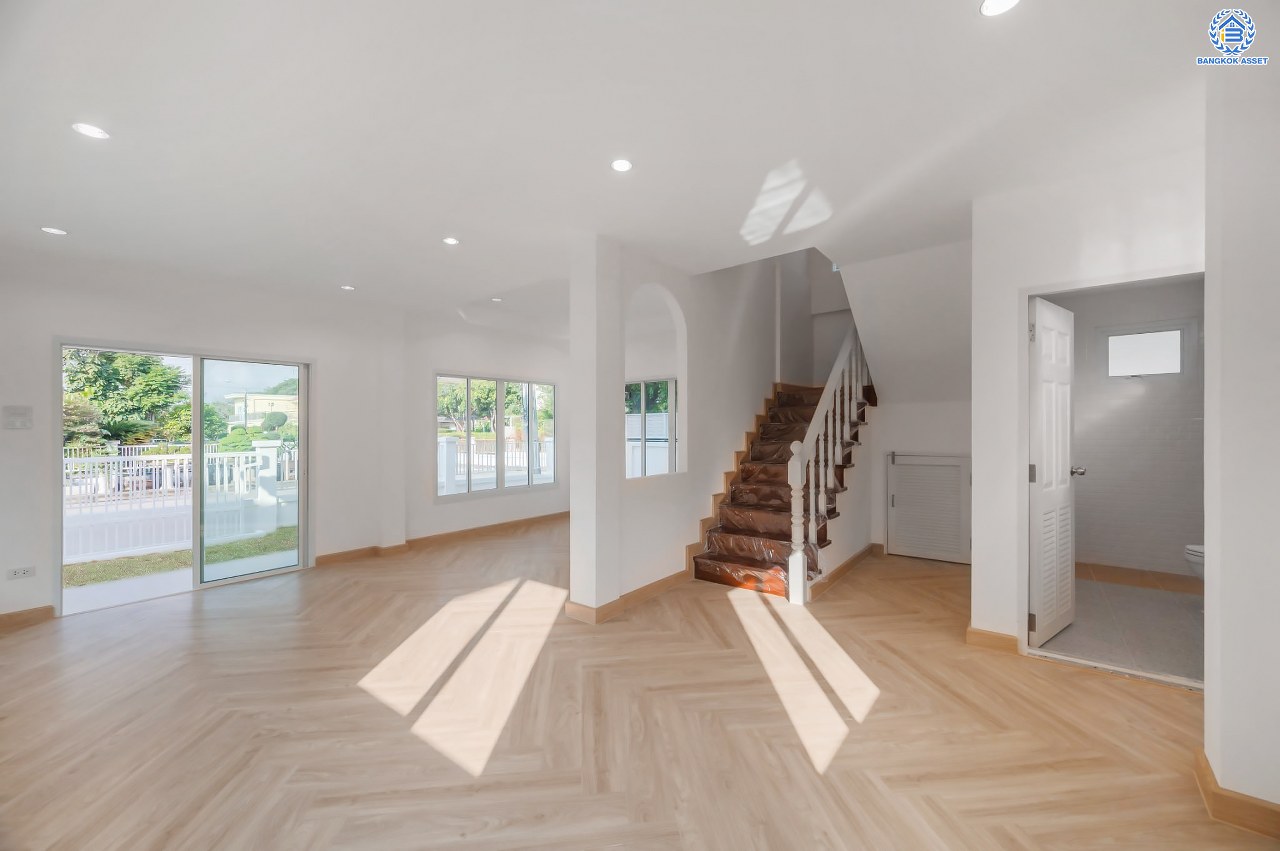 บ้านมือสองตกแต่งใหม่ โครงการ ประดับดาว5-6 ท่าอิฐ ตกแต่งครบครัน พร้อมอยู่ บนเนื้อที่ 52.8 ตร.ว. พื้นที่ใช้สอย 104.5 ตร.ม.  พร้อมฟังก์ชัน 3 ห้องนอน 2 ห้องน้ำ จอดรถได้ 1 คัน พื้นที่ใช้สอยกว้างขวาง บนทำเลที่ดีที่สุด เชื่อมต่อได้หลายเส้นทาง ใกล้รถไฟฟ้าสายสีม่วง "สถานีบางรักน้อยท่าอิฐ"